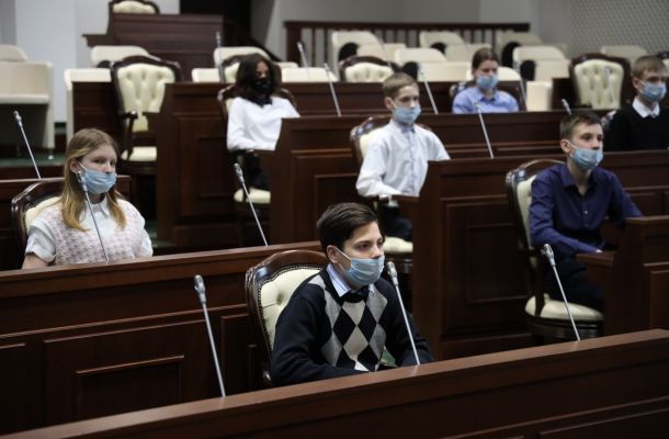 Парламентский урок для обучающихся из Средней школы п. Крылово